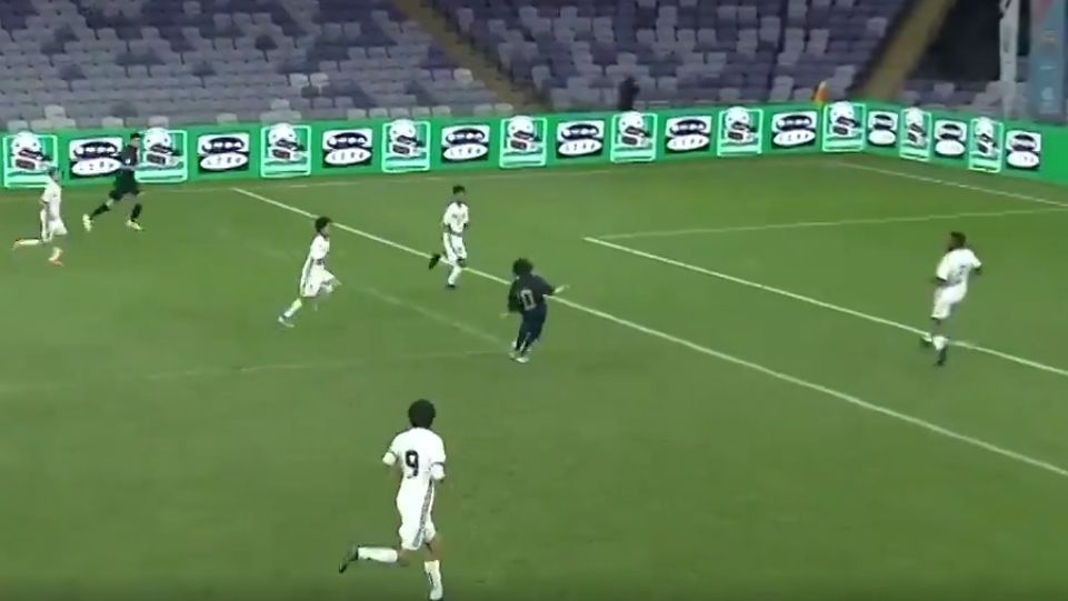 Paulo, chuta el balón de uno de sus goles ante el Al Jazira