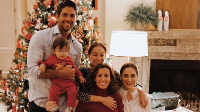 Ana Boyer, junto a Verdasco, Preysler, Tamara y el pequeño Miguel.