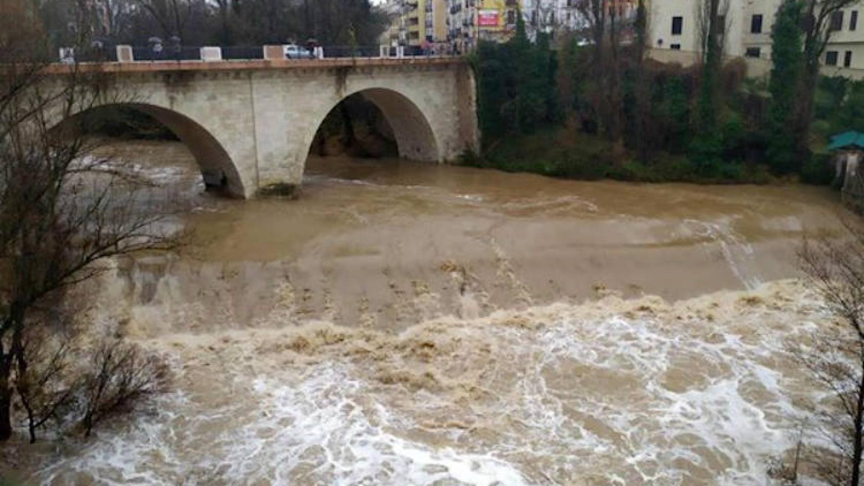 El río Júcar, crecido a su paso por Cuenca
