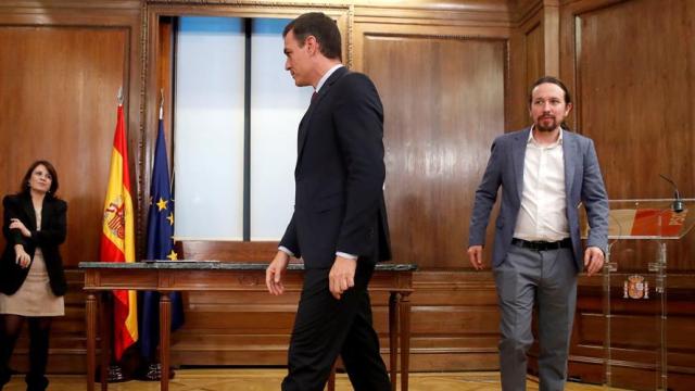 Pedro Sánchez y Pablo Iglesias durante la firma de su documento programático definitivo este lunes.