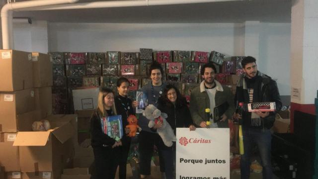 Jugadores del Liceo visitan las instalaciones de Caritas