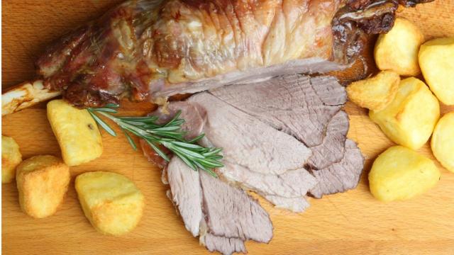 Trucos para asar cordero al horno en casa y que quede de lujo