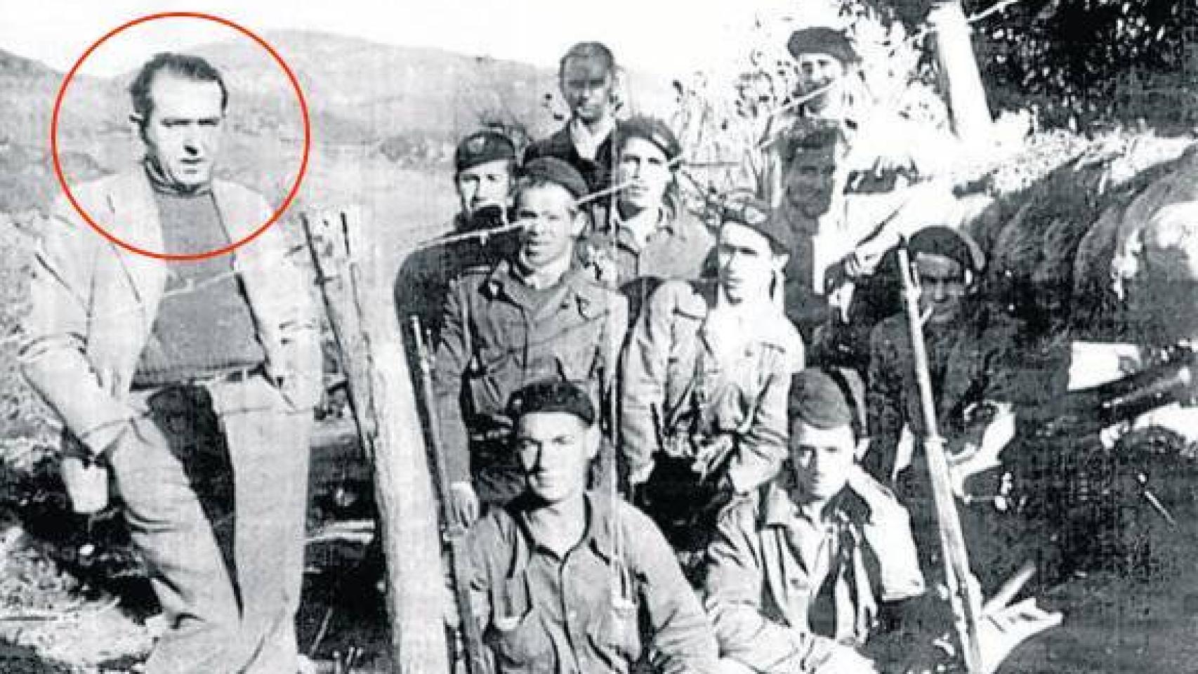 El comandante Felipe Bediaga junto a sus hombres.