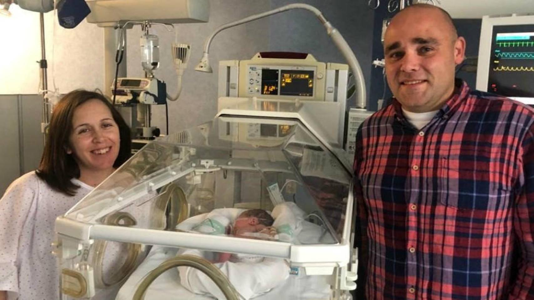 Gonzalo, el primer bebé nacido en Castilla-La Mancha en 2020, junto a sus padres