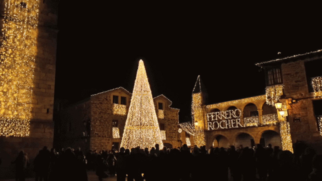 Puebla de Sanabria iluminada con las luces navideñas de Ferrero Rocher