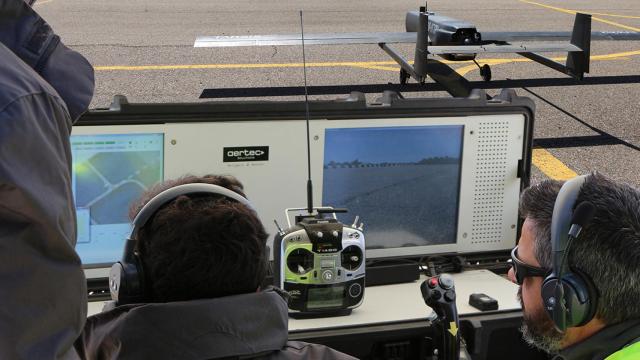 Pruebas aéreas del avión no tripulado Tarsis para misiones militares.
