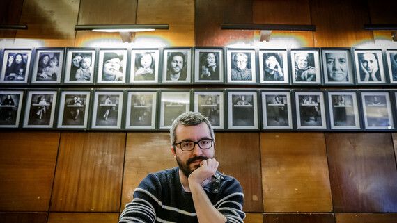 Javier Padilla en la cafetería donde escribió el libro.