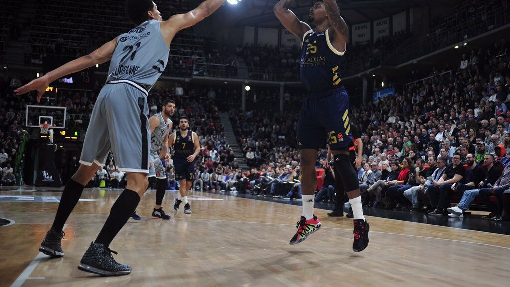 Jordan Mickey lanza durante el partido de Euroliga entre Real Madrid y ASVEL Villeurbanne