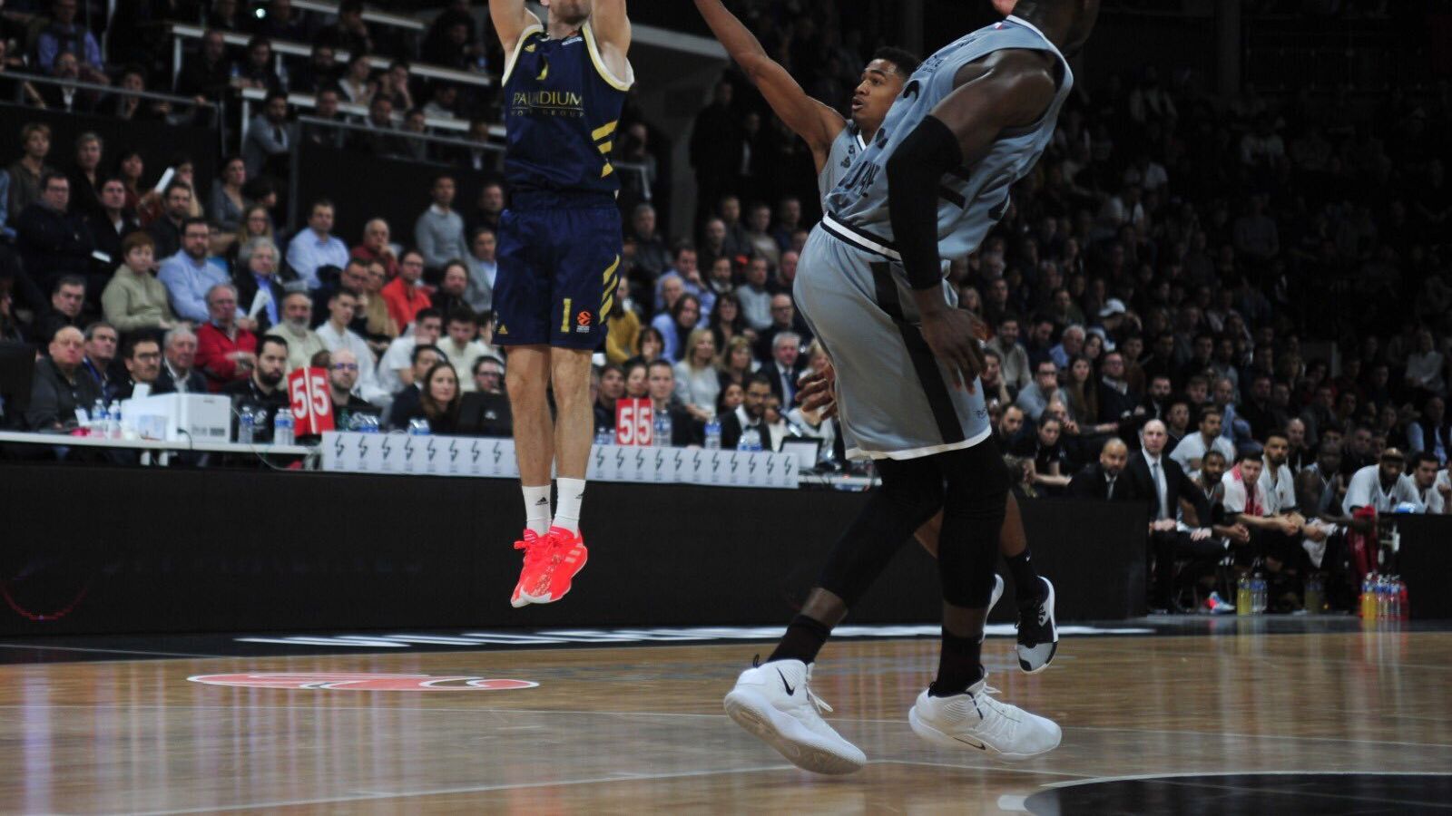 Causeur lanza de tres en el partido de Euroliga entre Real Madrid y ASVEL Villeurbanne