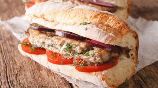 Bocadillo de caballa con tomate, una receta para cenar sano y rico