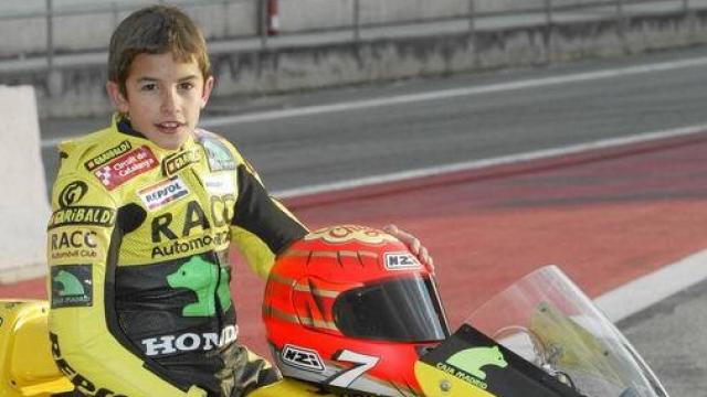 Un jovencísimo Marc Márquez con un casco NZI.