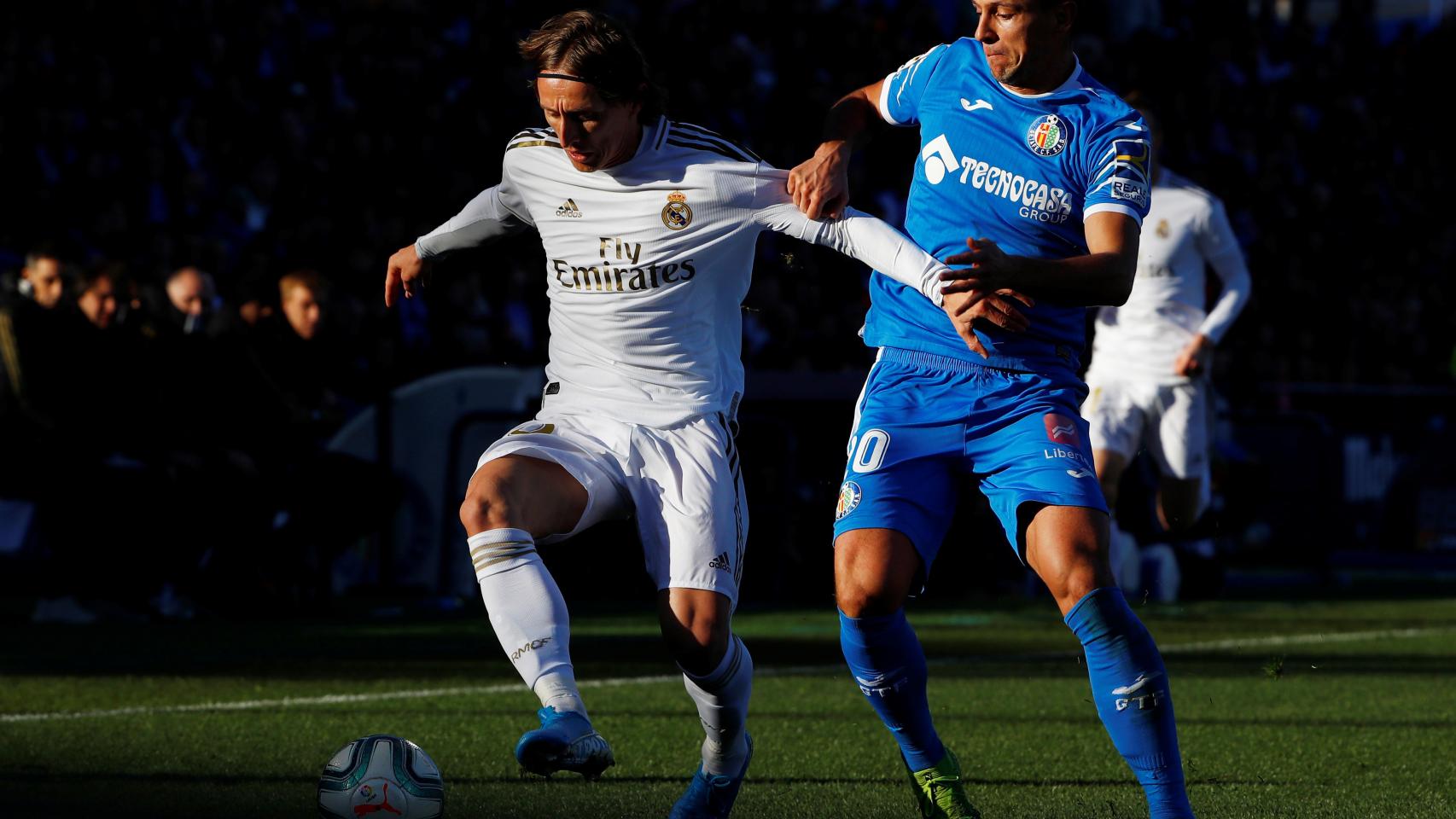 Nemanja Maksimovic agarra a Luka Modric de la camiseta