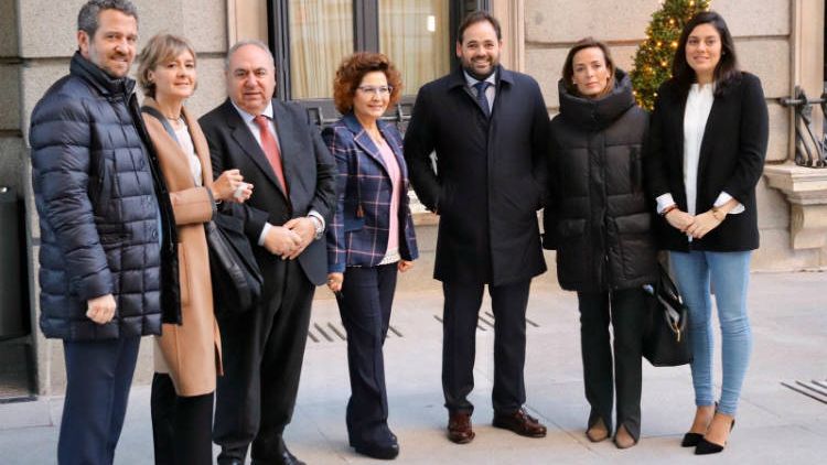 Paco Núñez, tercero por la derecha, este sábado en el Congreso junto a varios diputados del PP