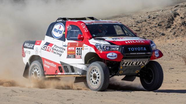 Fernando Alonso a los mandos de su Toyota Hilux