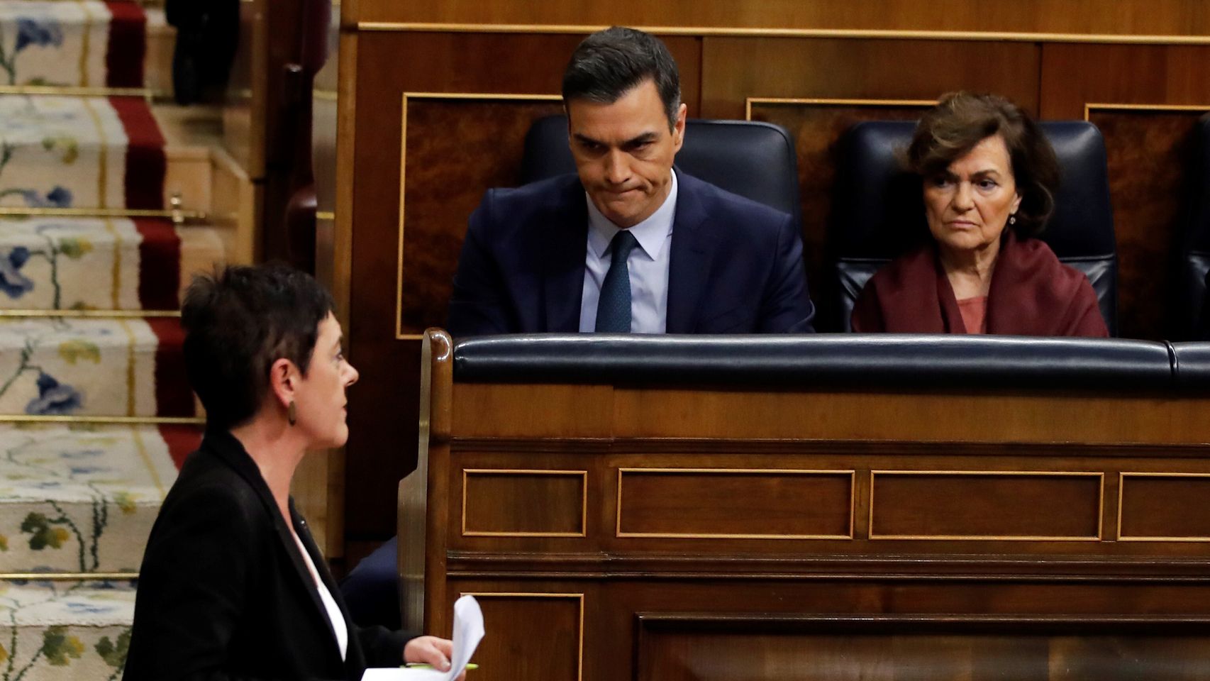 Pedro Sánchez y Carmen Calvo observan a la portavoz de EH Bildu, Mertxe Aizpurua, en el Congreso.