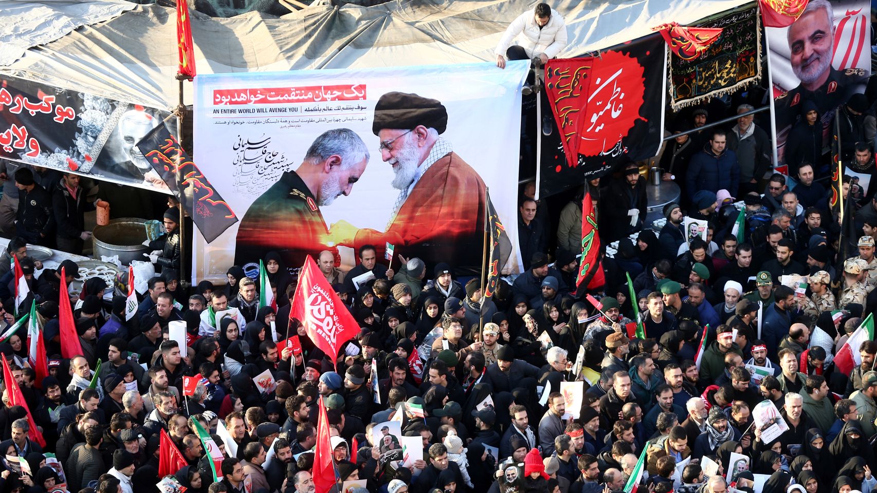 Cientos de miles de iraníes participan en los actos por el funeral de Qasem Soleimani en Teherán.