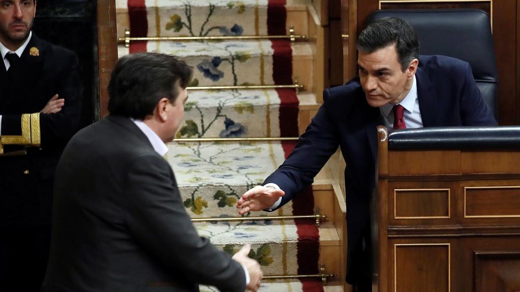 Tomás Guitarte, diputado de Teruel Existe, saludando al presidente Pedro Sánchez, en una imagen de archivo..