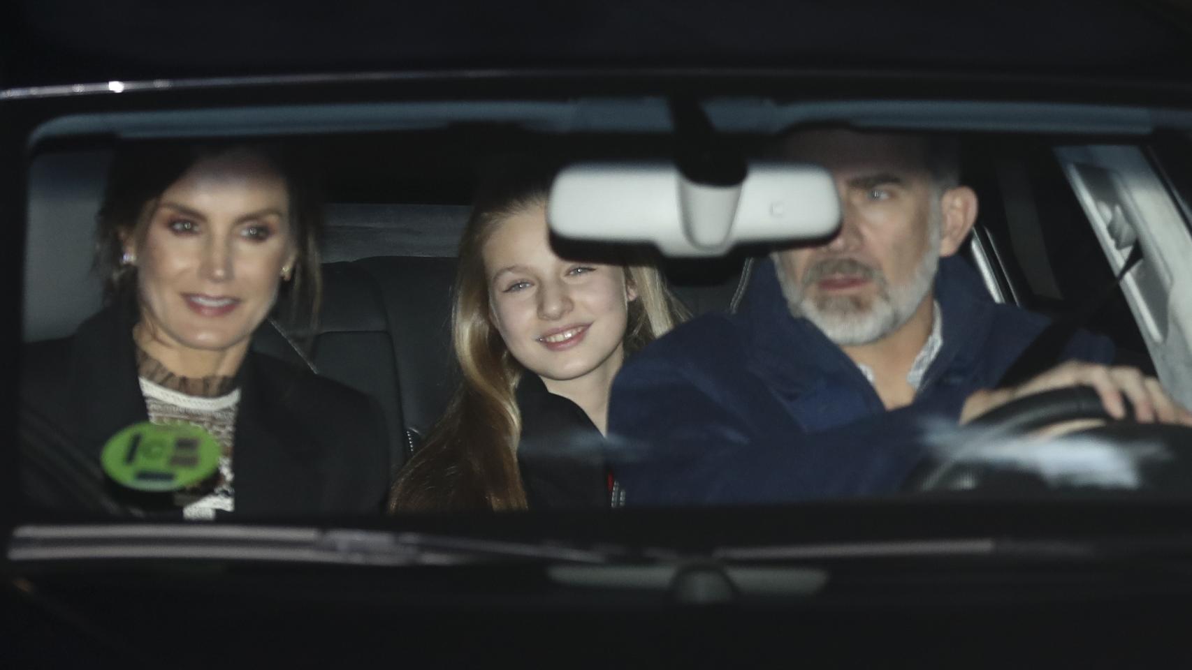 Los Reyes junto a la princesa Leonor y la infanta Sofía acuden a la cita con Jesús Ortiz.