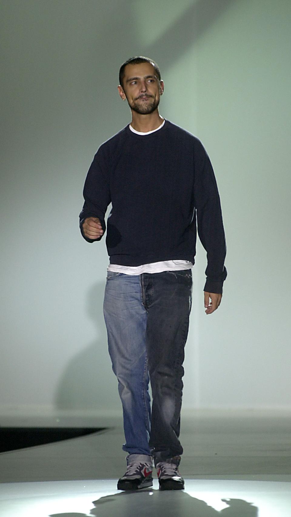 David Delfín saludando al finalizar un desfile en 2003.