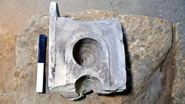 Vista de una mesa de medición del siglo I a.C., encontrada en Jerusalén.