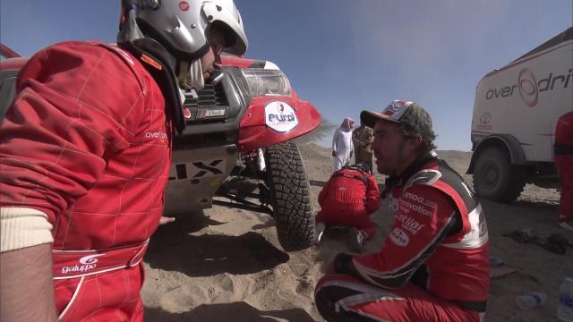 Así fue la agónica reparación del Toyota Hilux por parte de Fernando Alonso y Marc Coma
