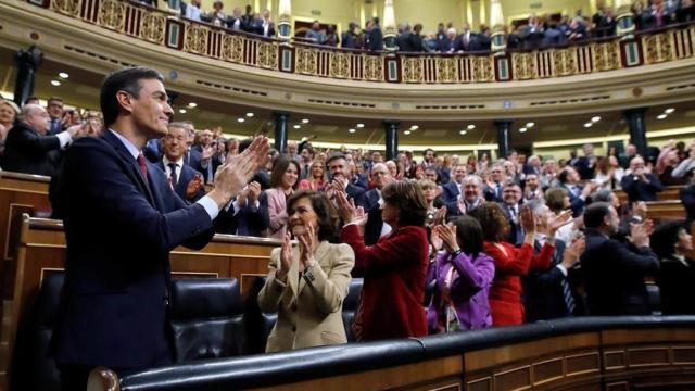 Pedro Sánchez, ante la bancada socialista en pie tras ser proclamado presidente.