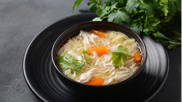 Sopa de pollo con fideos, receta clásica que nunca falla en invierno