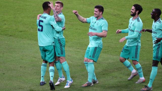 Los jugadores del Real Madrid felicitan a Kroos por su gol olímpico al Valencia