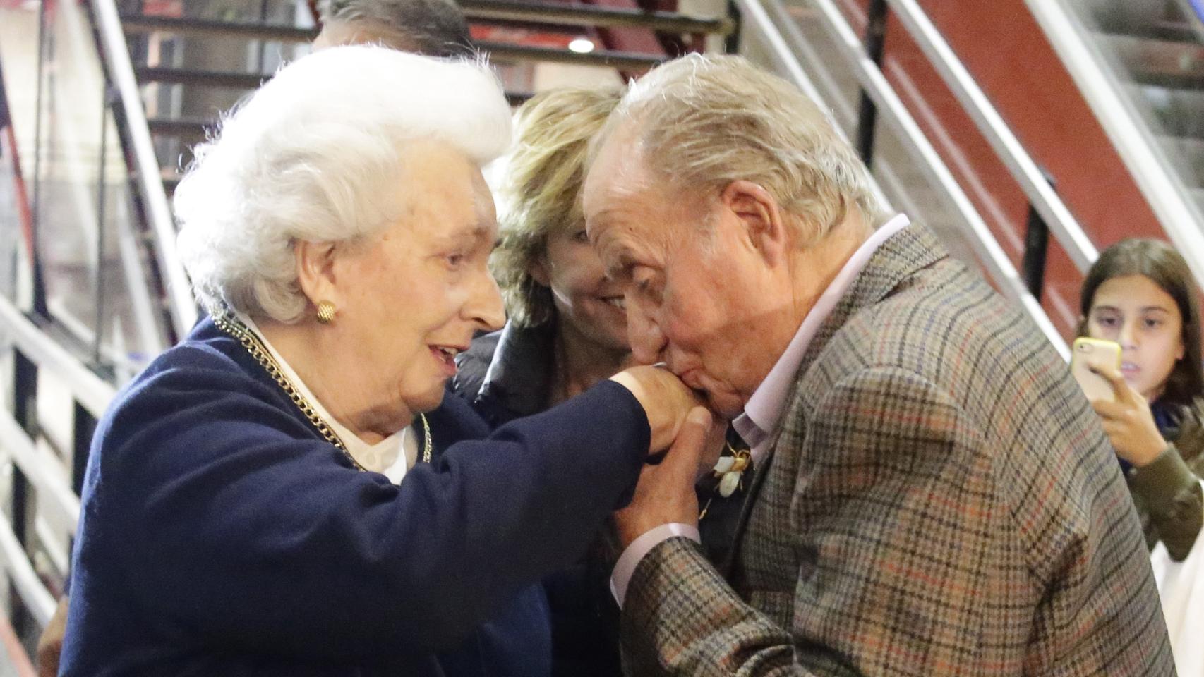 Doña Pilar, saludada por su hermano Juan Carlos.