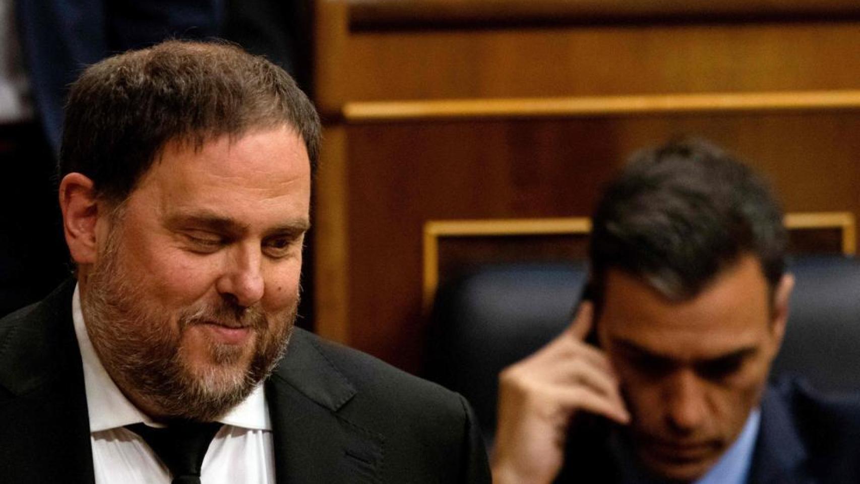 Junqueras pasa junto a Sánchez en el Congreso el pasado 21 de mayo./