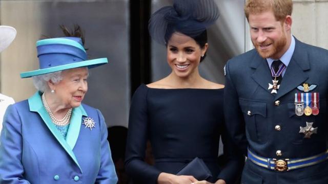 La reina Isabel II de Inglaterra, Meghan Markle y el príncipe Harry.