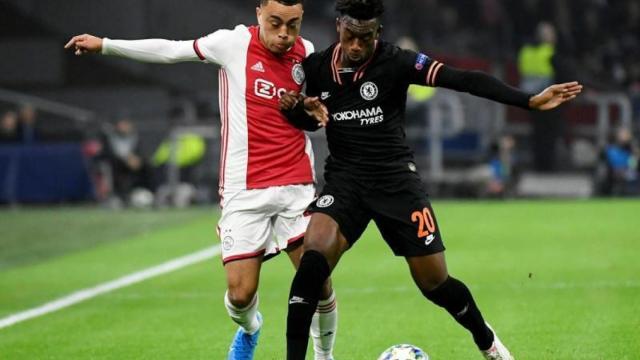 Sergiño Dest con el Ajax