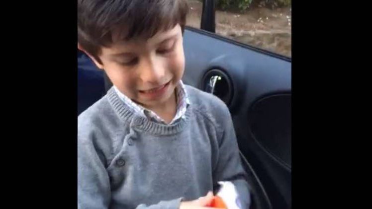 Pablo abriendo su regalo