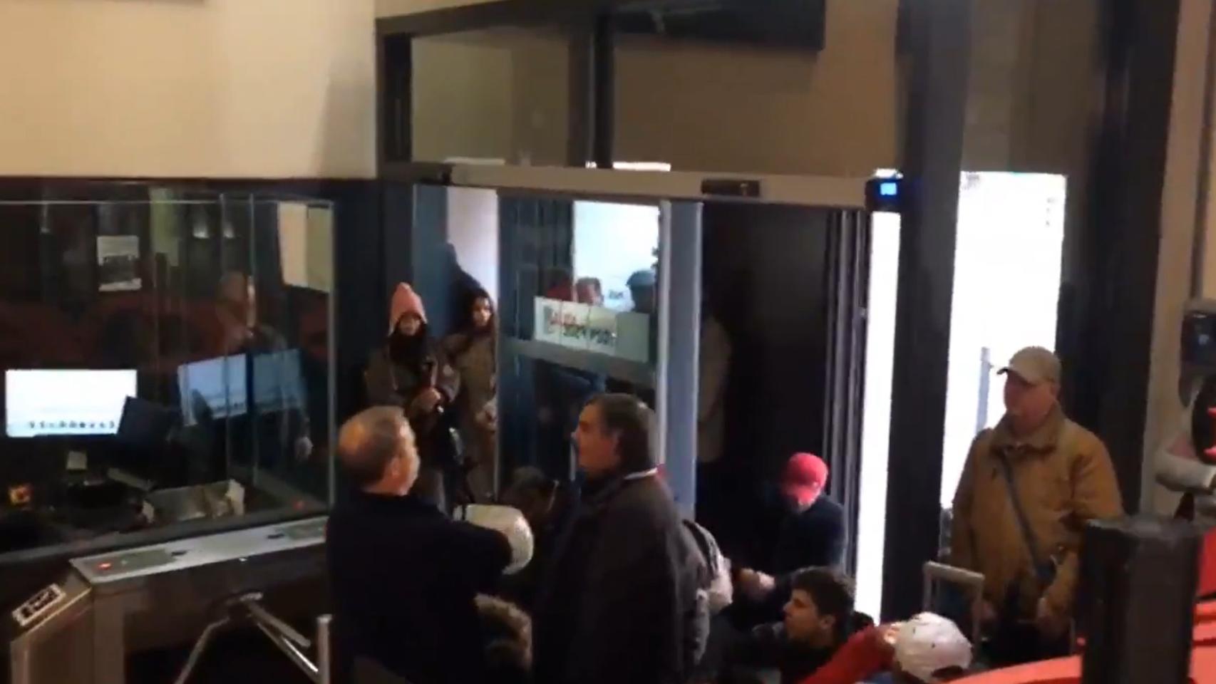 Miembros de Hogar Social entrando en la sede del PSOE.