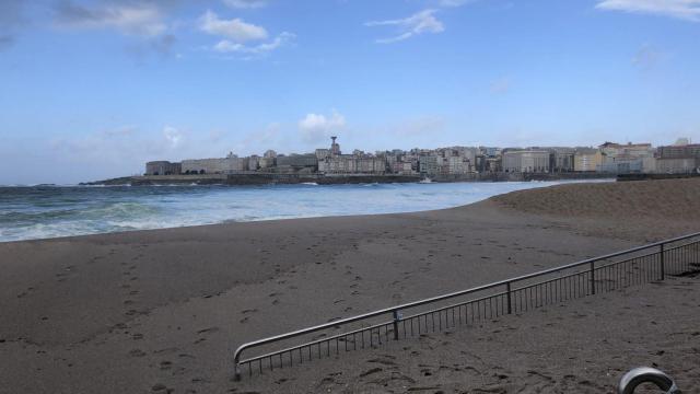 La duna de Riazor soporta el oleaje.