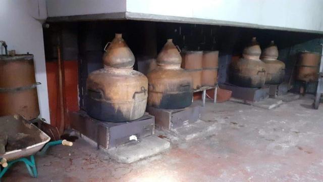 Intervenidos 177 litros de aguardiente, alambiques y 443 precintas en una nave sin licencia en A Coruña