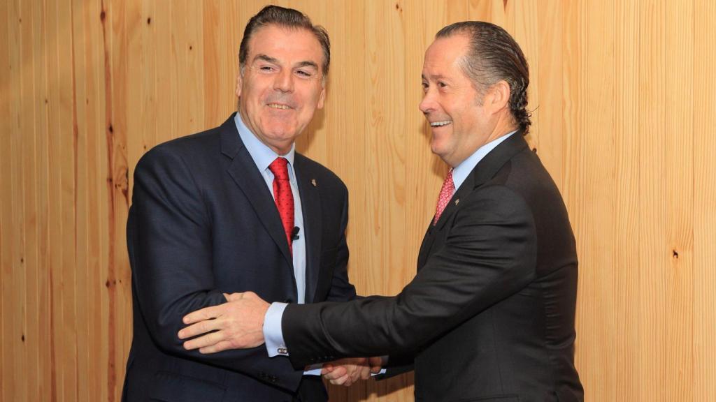 Vidal y Escotet sellando el acuerdo esta mañana.