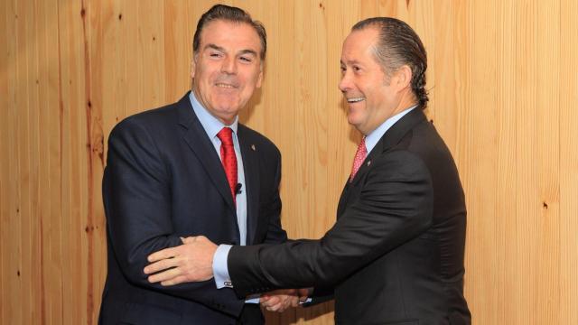 Vidal y Escotet sellando el acuerdo esta mañana.