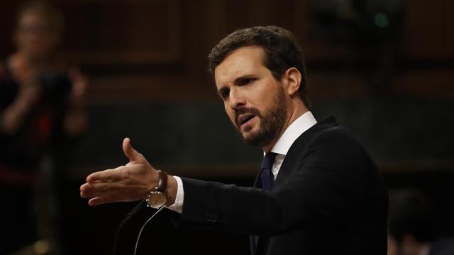 Pablo Casado, interpelando a Pedro Sánchez desde la tribuna de oradores del Congreso.