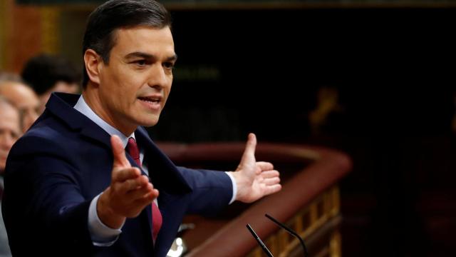 El presidente del Gobierno, Pedro Sánchez, interviene desde la tribuna de oradores del Congreso.