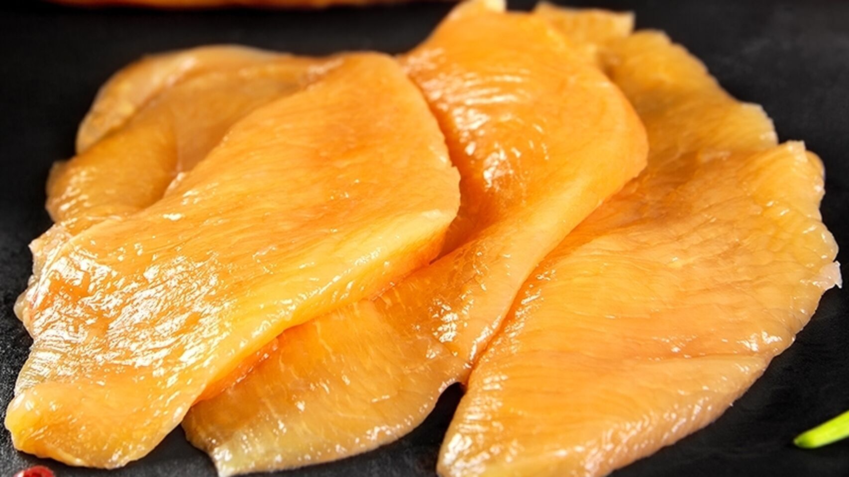 Filetes de pollo de color anaranjado.