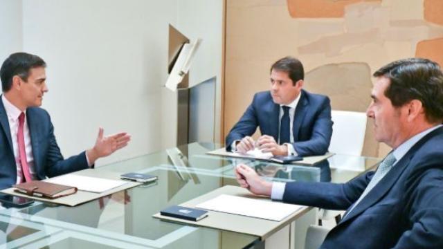 Pedro Sánchez, presidente del Gobierno, conversa con el presidente de CEOE, Antonio Garamendi, y el de CEPYME, Gerardo Cuerva.