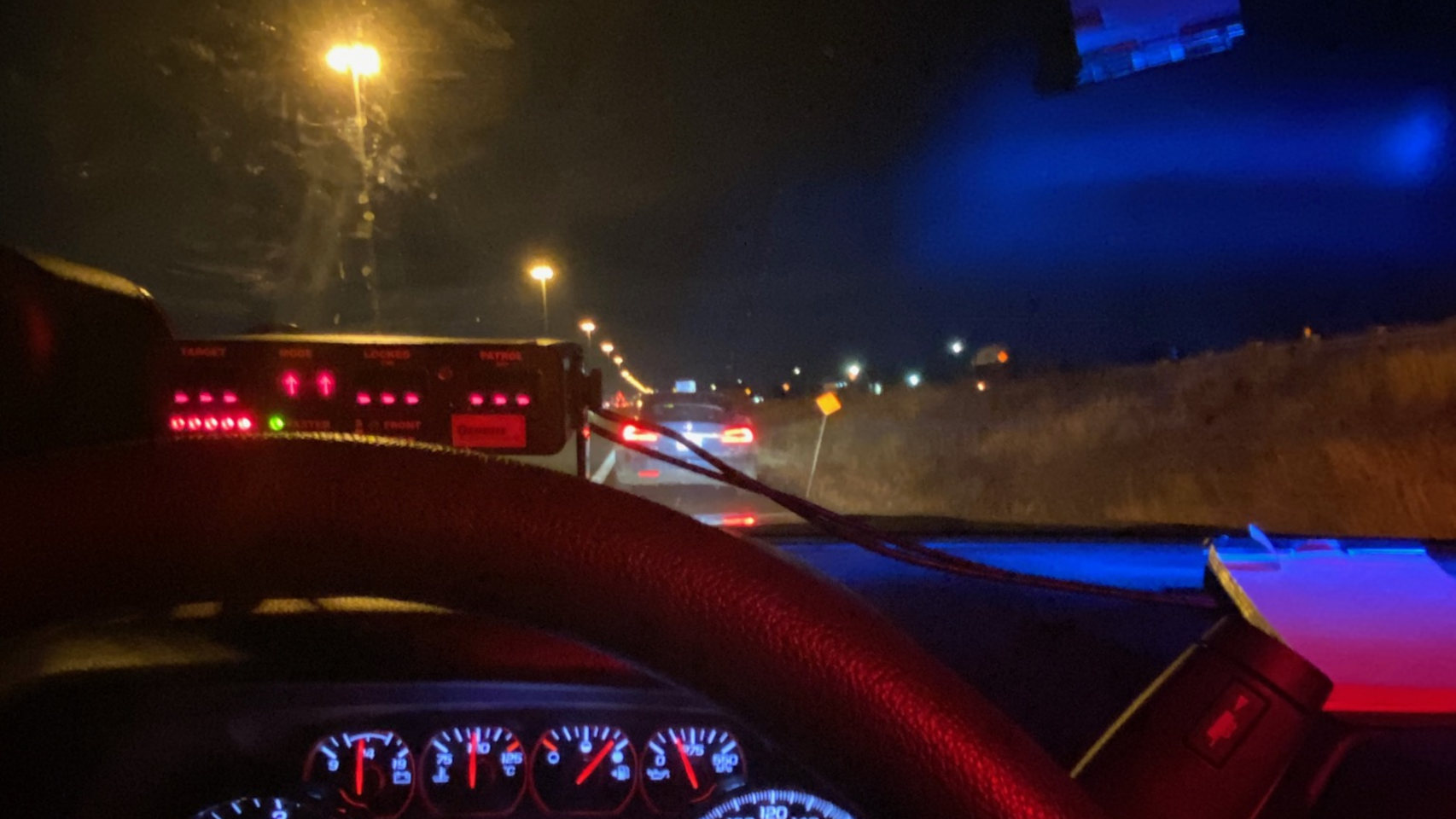 Arrestado por limpiarse los dientes en su Tesla... a 135 km/h