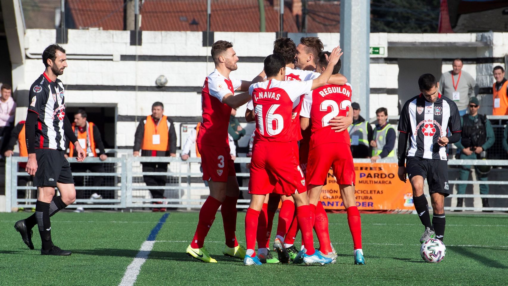 El Sevilla celebra un gol contra el UM Escobedo