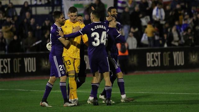 Lunin, felicitado por sus compañeros del Valladolid
