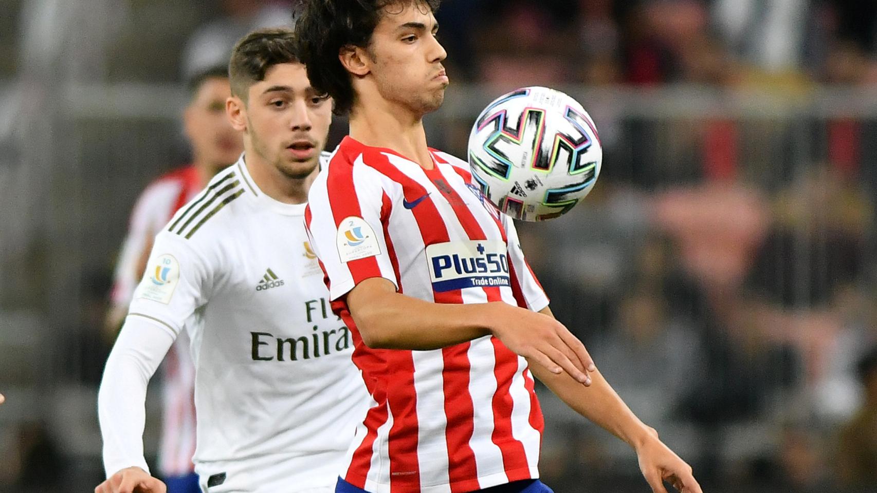 Joao Felix controla el balón con el pecho, presionado por Fede Valverde