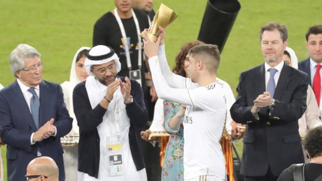Fede Valverde recibe el MVP de la final de la Supercopa