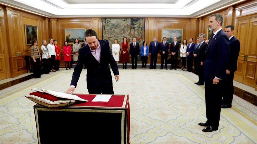 Pablo Iglesias promete el cargo ante el Rey.