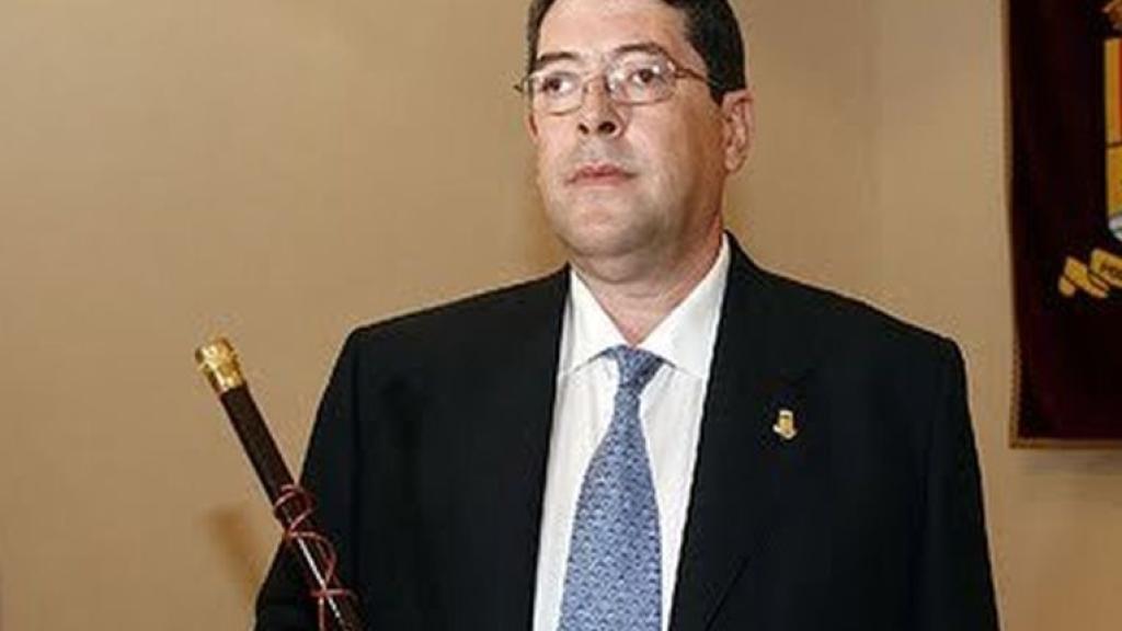 Juan Cano, durante su toma de posesión como alcalde de Polop tras la muerte de su antecesor.