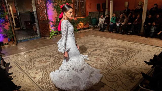 Una modelo desfilando sobre un mosaico romano del siglo II DC en la Casa de Salinas, una casa-palacio del Siglo XVI de Sevilla.